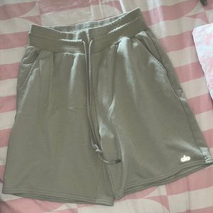 ALO easy sweat short size M (limestone)
